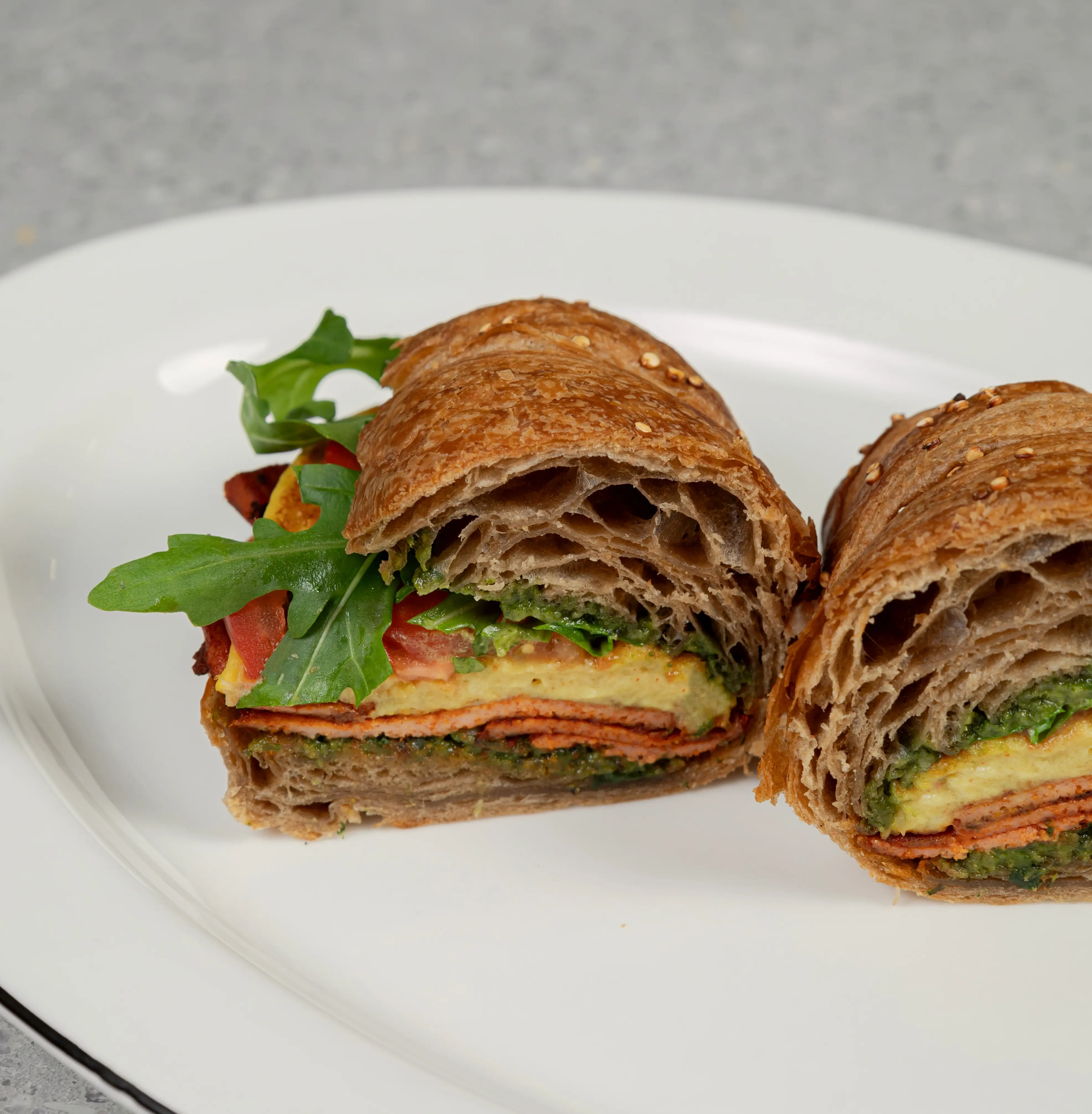 Круассан с омлетом и беконом