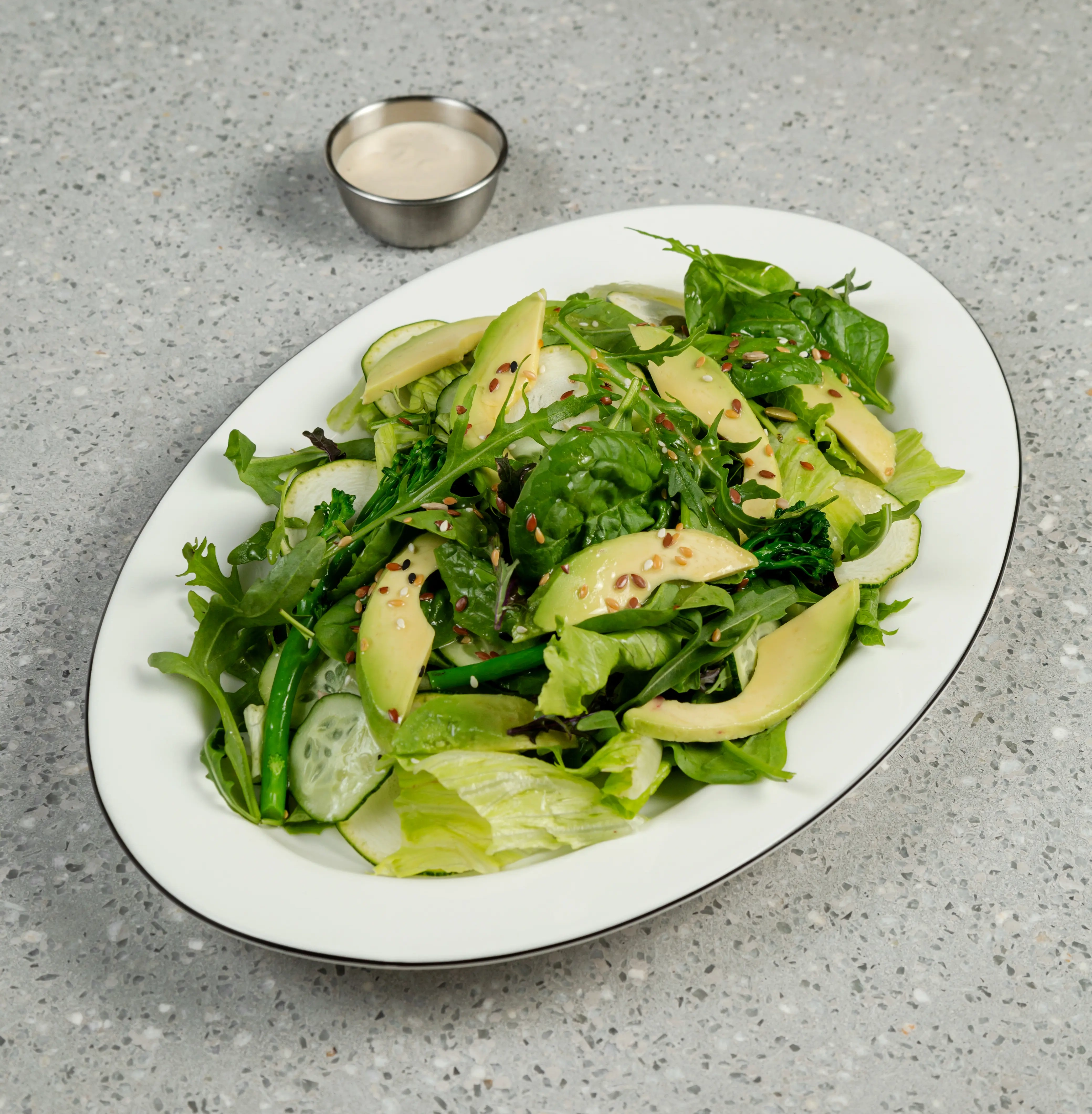 Зеленый салат с авокадо